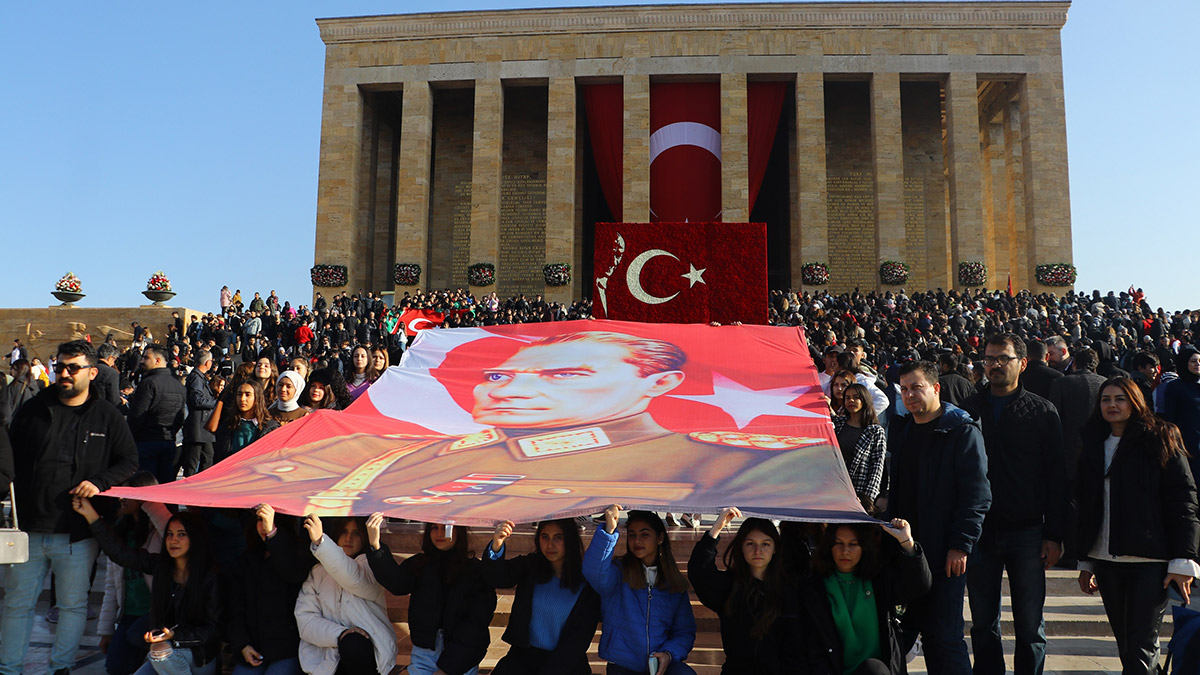 Binlerce kişi Anıtkabir'i ziyaret etti