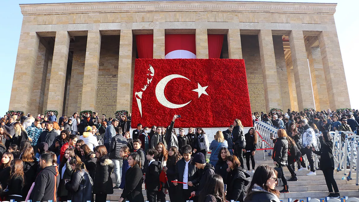 Türkiye cumhuriyeti'nin kurucusu gazi mustafa kemal atatürk'ün ölümünün 84'üncü yılında binlerce kişi anıtkabir'i ziyaret etti.
