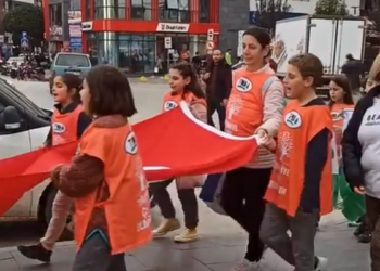 Çocuklar Yalova'da farkındalık yürüyüşü yaptı