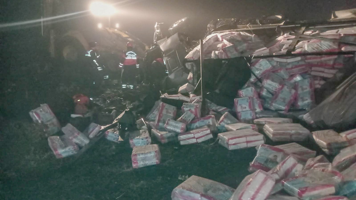 Yan yatan TIR'ın şoförü öldü