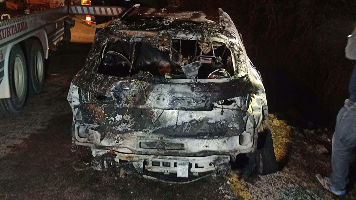Otomobilde yanarak can verdi