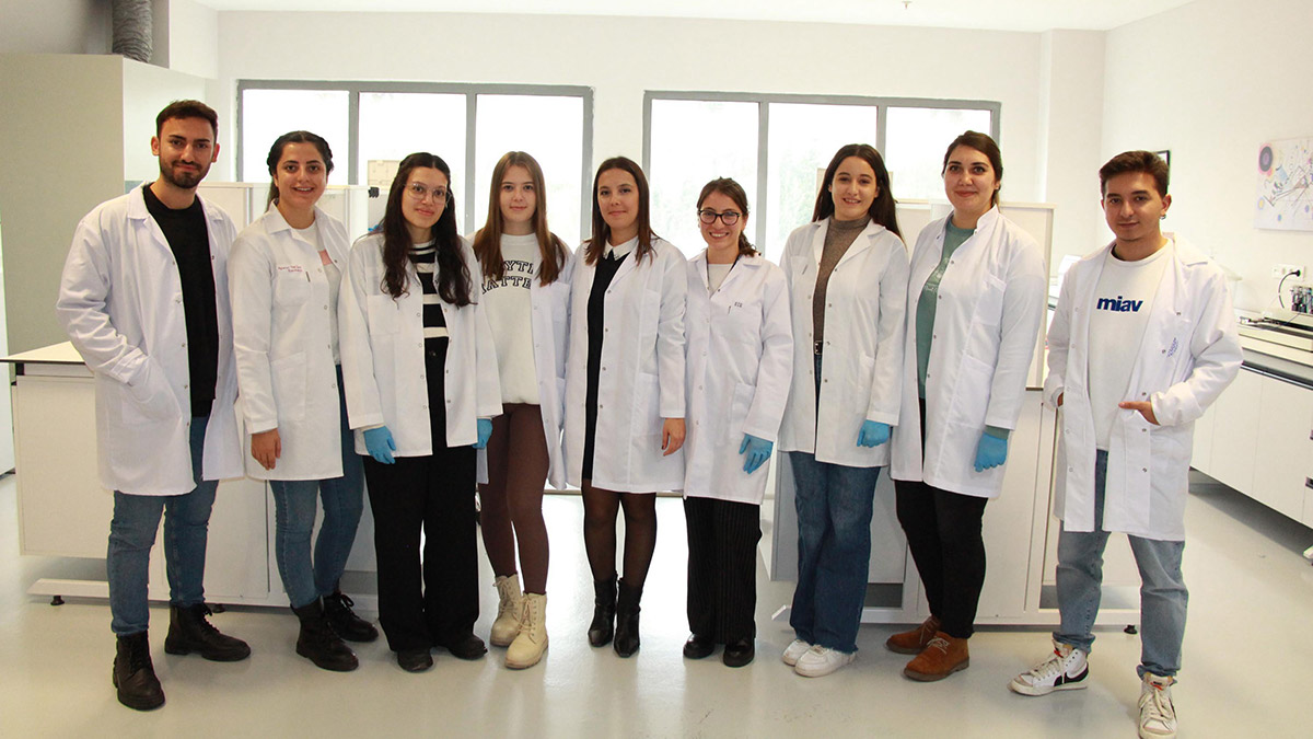 Ege Üniversitesi Mühendislik Fakültesi Biyomühendislik Bölümü Dr. Öğretim Üyesi Emine Güler Çelik, tükürükten yasa dışı madde tespiti yapan kit üretti.