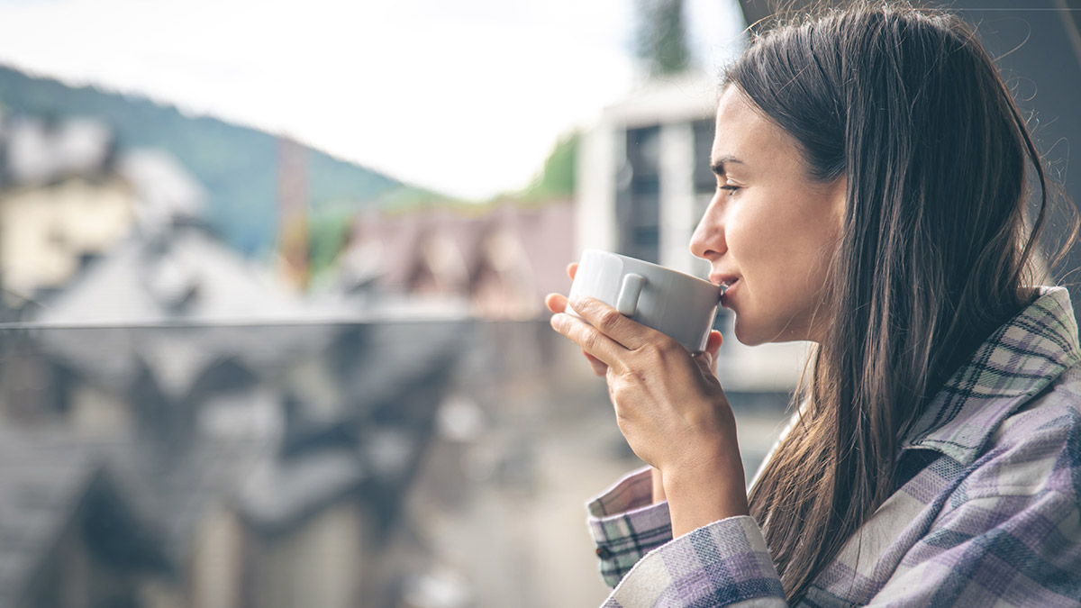 Her şey sahte; İnsanlar, olaylar, yüzler, bedenler, bedenlerin içindeki ruhlar...Hepsi sahte; Duygular, üzüntüler, kin, nefret, hırs, arzu, matem... Her şey illüzyon; sanki biri gelecek parmağını şıklatacak ve sahte olan her şey pufff...