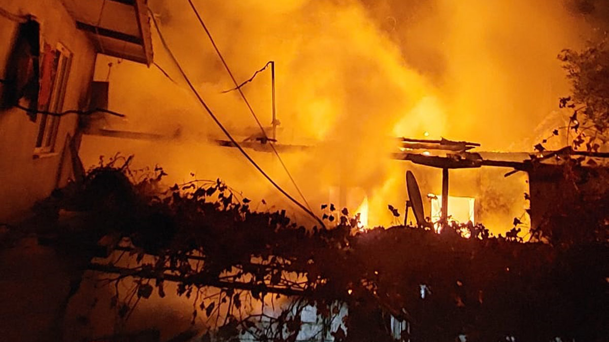 Gülsüm teyzenin evi yangında kül oldu