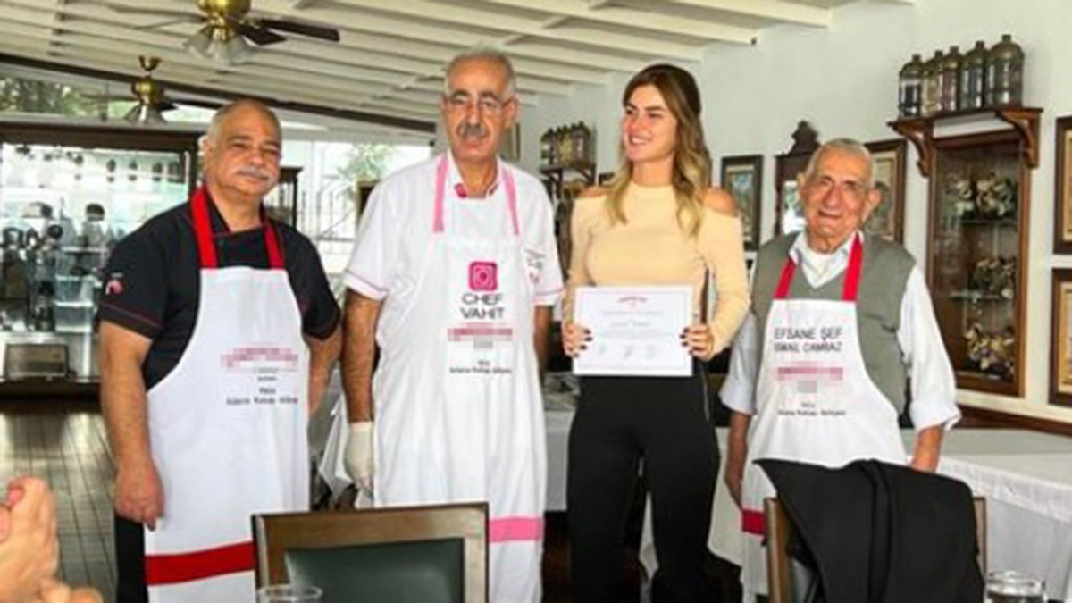 Yeni gelin Adana kebabı yapmayı öğrendi