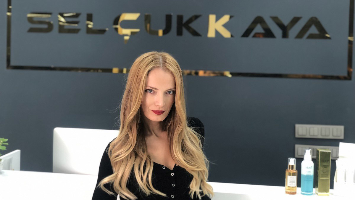 Kuaför Esra Selçukkaya, Sektörde kadın çalışanların sayısını artırmak için halihazırda ‘saçlarınız sanatımızdır’ mottosuyla kurdukları makyaj akademisini, saç akademisi ile genişlettiklerini belirtti.