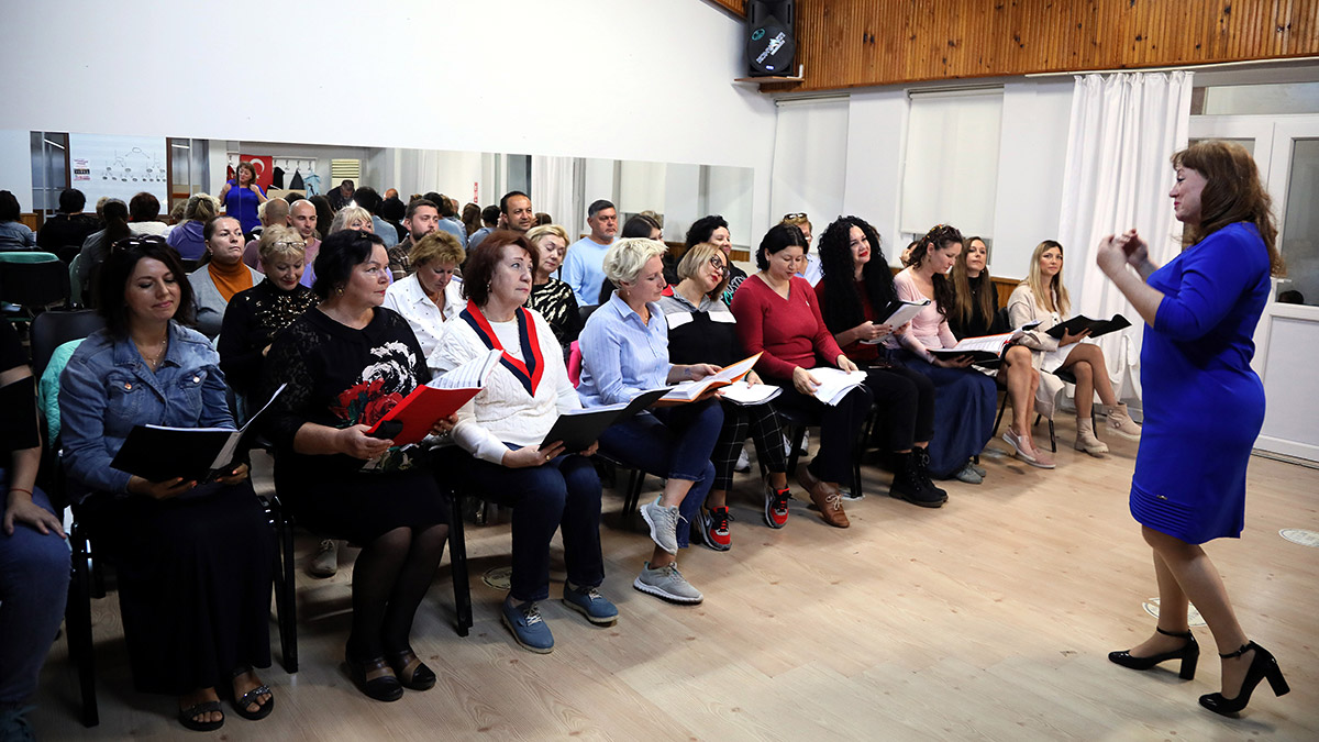 Yerleşik yabancılar Türkçe öğrenmek için şarkı söylüyor