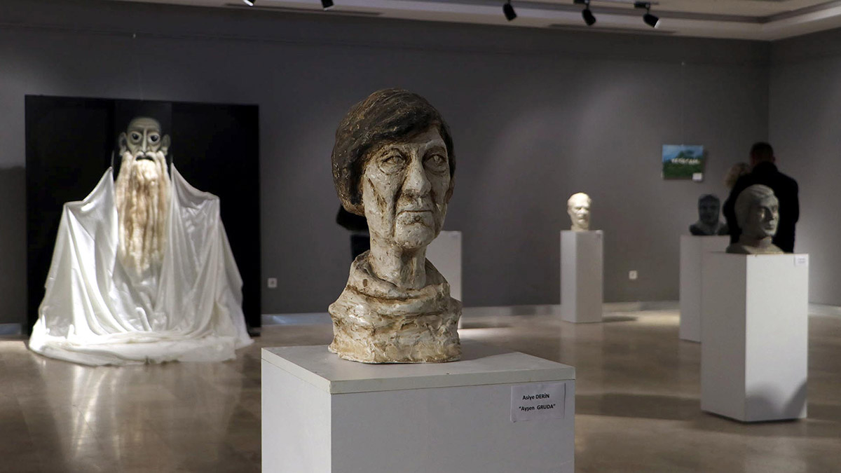 Tekirdağ'da İl Kültür ve Turizm Müdürlüğü'ndeki kursa katılan kadınların yaptığı, Yeşilçam'ın usta oyuncularının büst ve resimleri sergilenmeye başlandı.