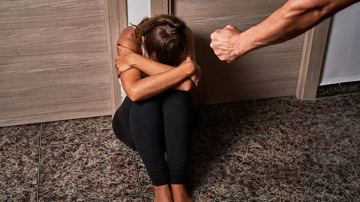 Young woman floor while being abused by her partner concept mistreatment violence abuse against women - öne çıkan - haberton