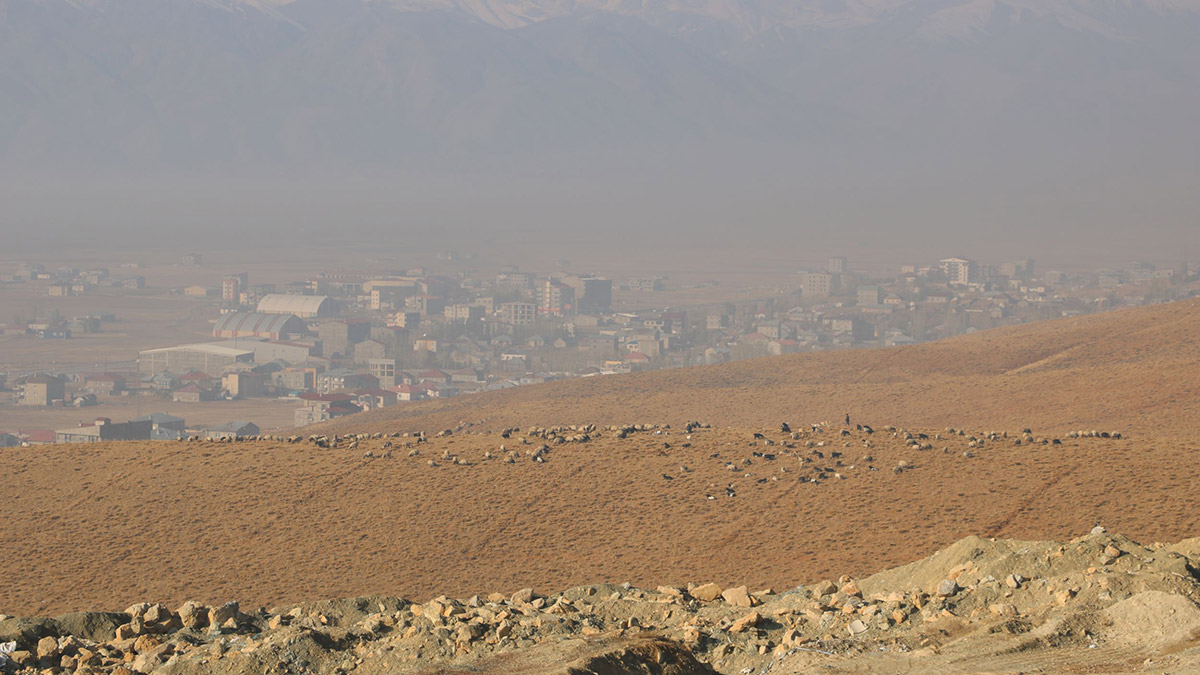 Yüksekova'da sis etkili oldu