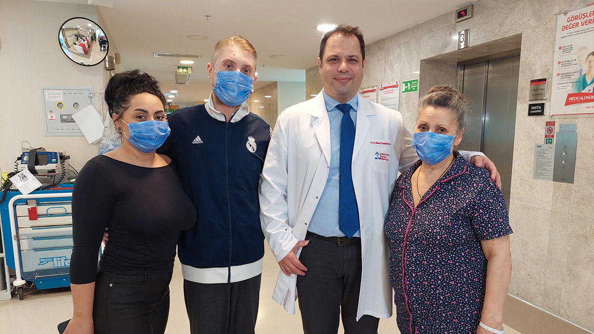 Romanya’da yaşayan 28 yaşındaki Alberto Gabriel Antofi’nin 4 yıl önce 115 kiloyken zayıflamak için kullandığı ilaç nedeniyle bağışıklık direnci düştü ve böbrekleri iflas etti.