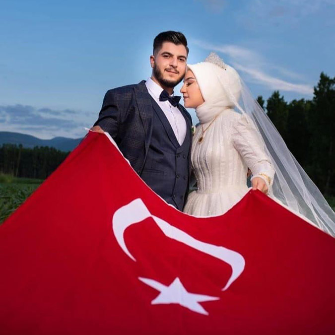 Suriye'de Zeytin Dalı Harekatı'nda el yapımı patlayıcının infilak etmesiyle 2 bacağını diz altında kaybederek gazi olan Piyade Sözleşmeli Er Muhammed Hasan Çeçen (26), protez bacaklarla yaşama sarıldı.