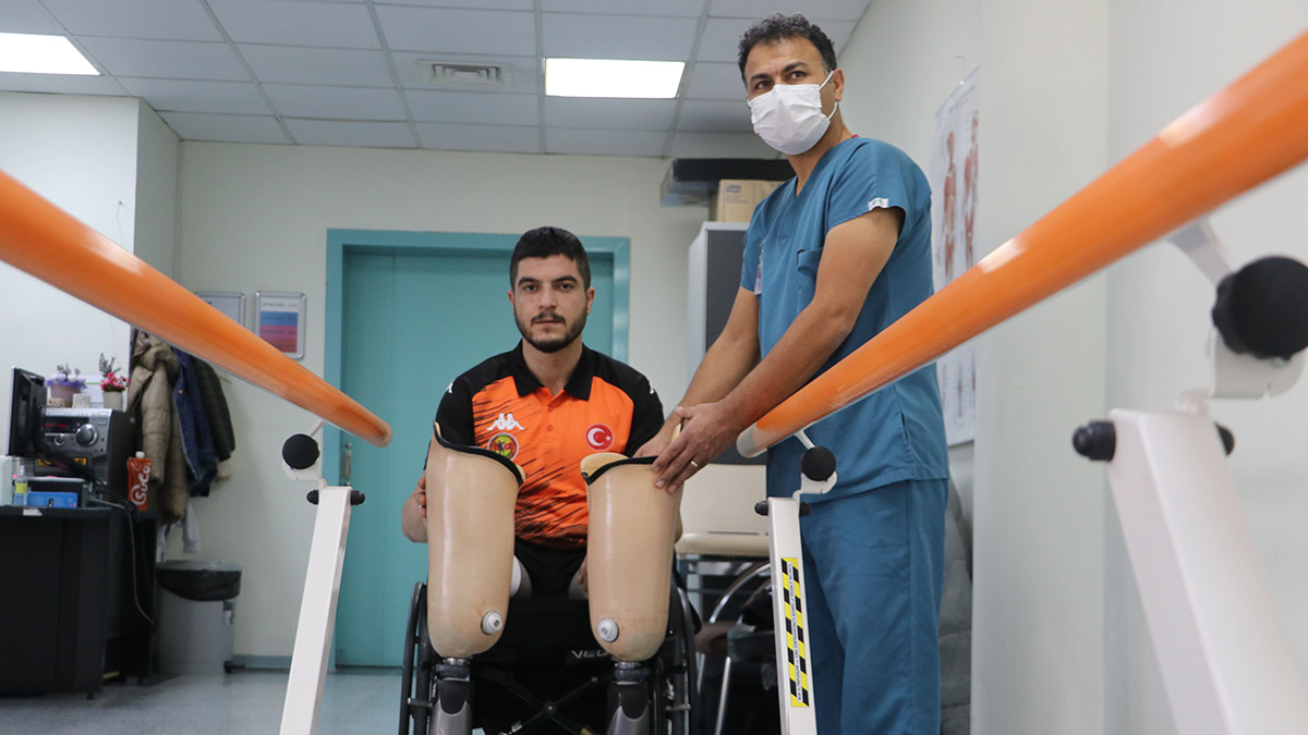 Protez bacaklarla yaşama sarıldı