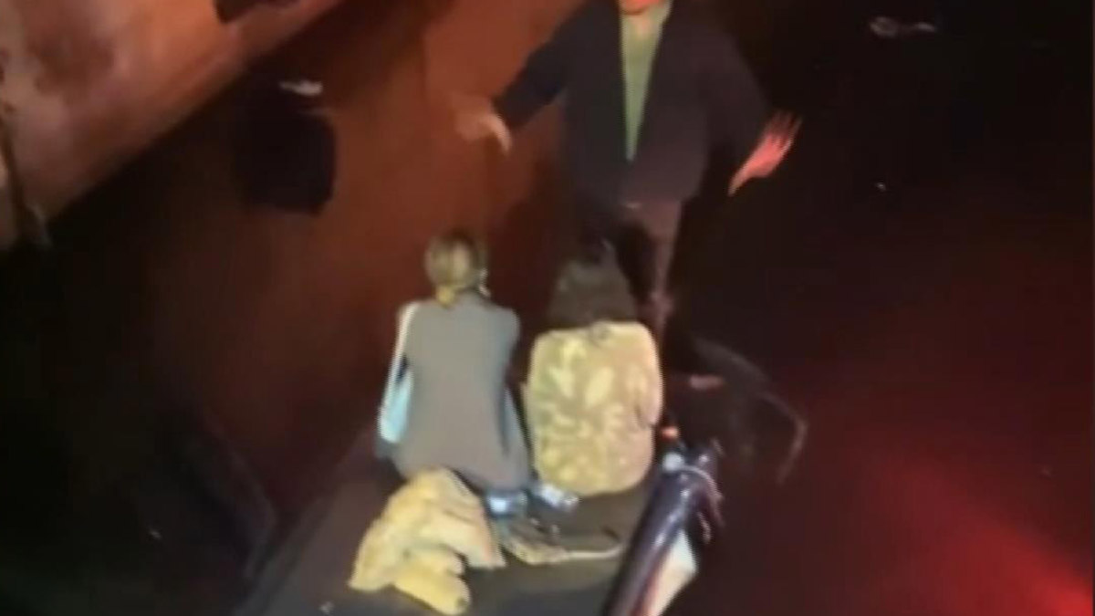 İki otomobil dereye uçtu