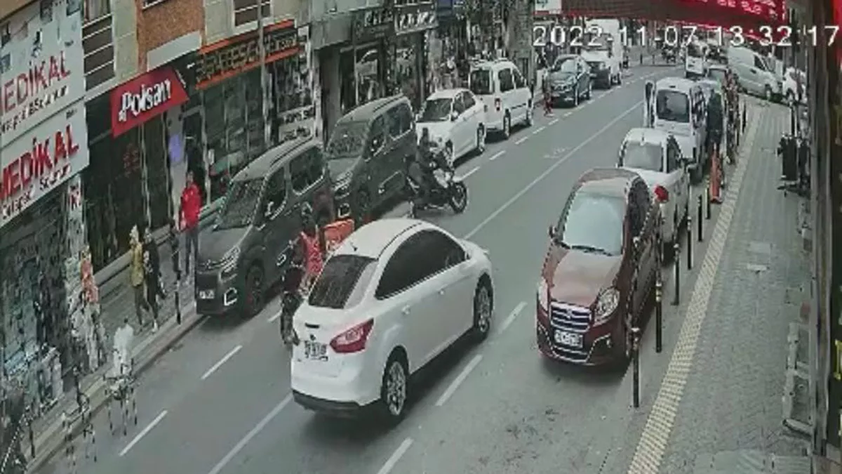 Zeytinburnunda motosiklet kazasi kamerada 2038 dhaphoto1 - i̇stanbul haberleri, yerel haberler - haberton