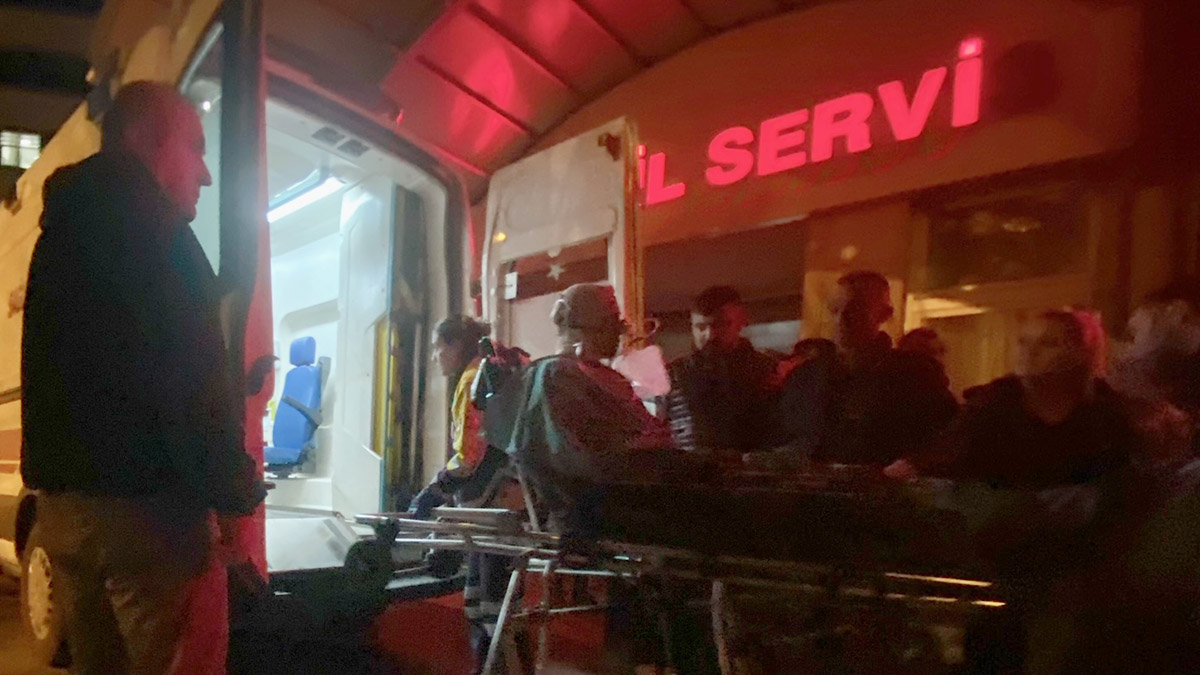 Zonguldak Valisi Mustafa Tutulmaz, Kilimli ilçesinde özel maden ocağında 4 işçinin yaralandığı patlamayla ilgili uzmanların incelemede bulunduğunu ve soruşturmanın devam ettiğini söyledi.