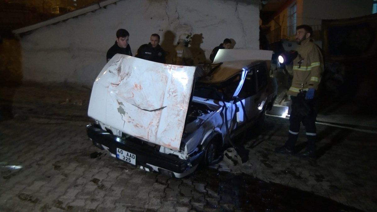 10 metre yükseklikten otomobilin üzerine düştü