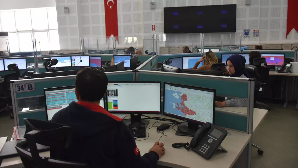 İzmir 112 acil çağrı merkezi müdürü murat ummak, 112 acil çağrı merkezi'ne bu yıl gelen çağrıların yüzde 63,3'ünün asılsız olduğunu belirterek "son dönemde gündemde olan eyt ile ilgili asılsız çağrılar alıyoruz. Ne zaman çıkacağını ve şartlarını soruyorlar" dedi.