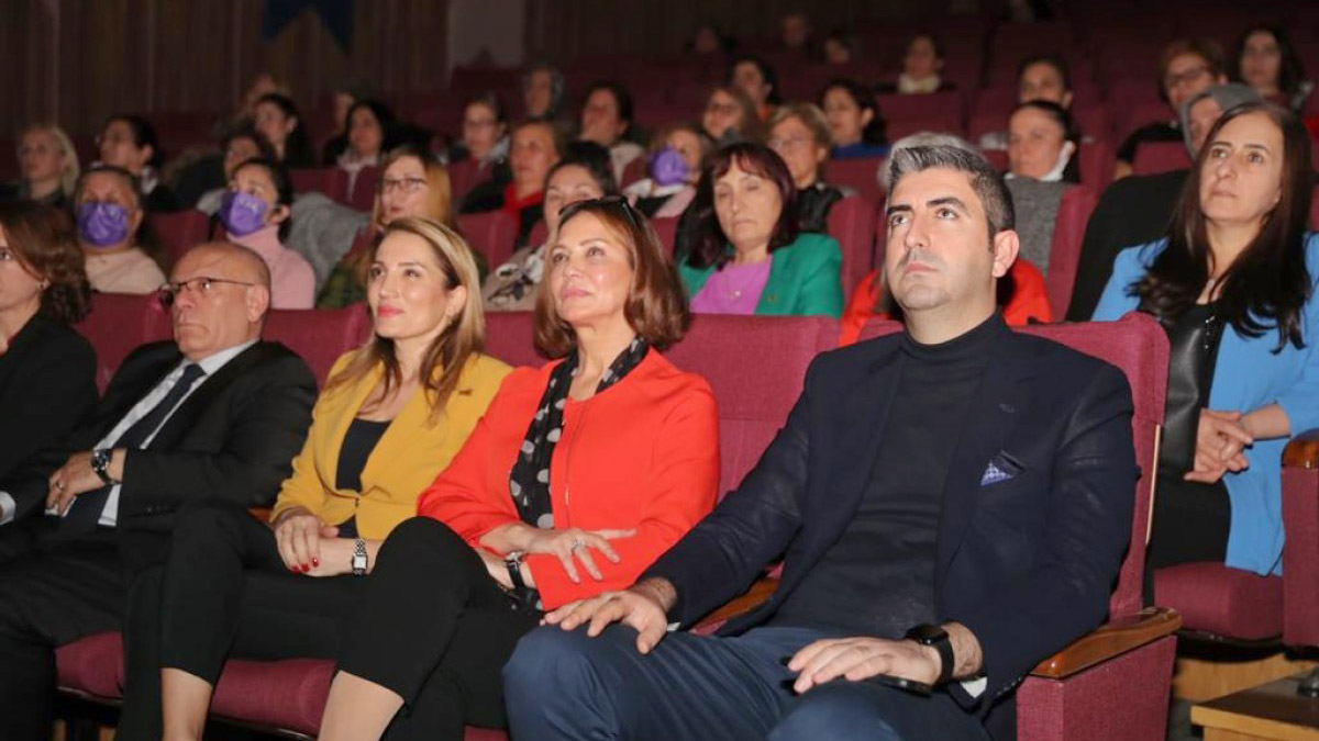 Kadın Adayları Destekleme Derneği’nin (KA-DER) yapımcılığını, gazeteci-yazar Barış İnce’nin ise yönetmenliğini üstlendiği, Türkiye’nin ilk kadın milletvekillerinin hak mücadelesinin ele alındığı, 18 Yolları Açan Kadınlar isimli belgesel niteliğindeki kısa film, Soğanlık Kültür Merkezi'nde gösterildi.