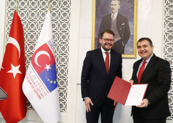 2 Türk öğrenciye Avrupa Koleji Bursu