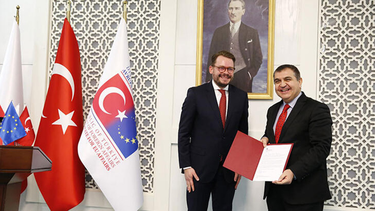 2 Türk öğrenciye Avrupa Koleji Bursu