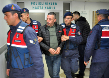 2 kişiyi öldürüp 1 kişiyi yaraladı