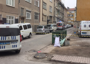 2 kızını bıçaklayarak öldürüp, polise teslim oldu