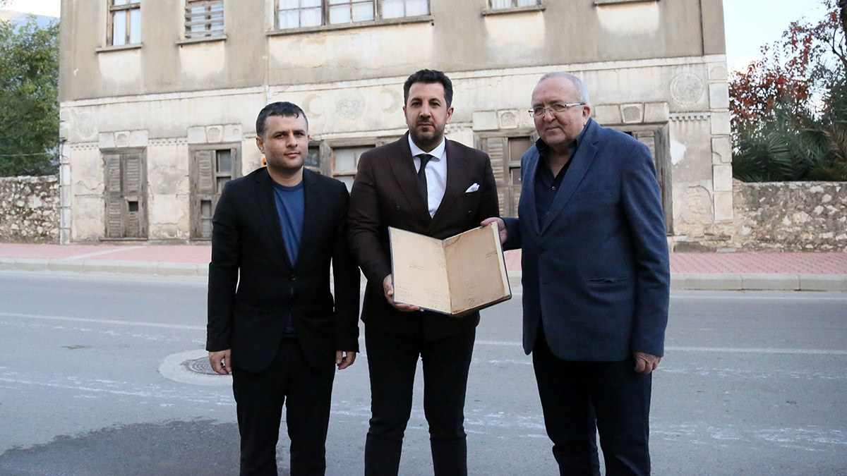 Evlerinin çatısında Osmanlıca yazılı defter bulundu