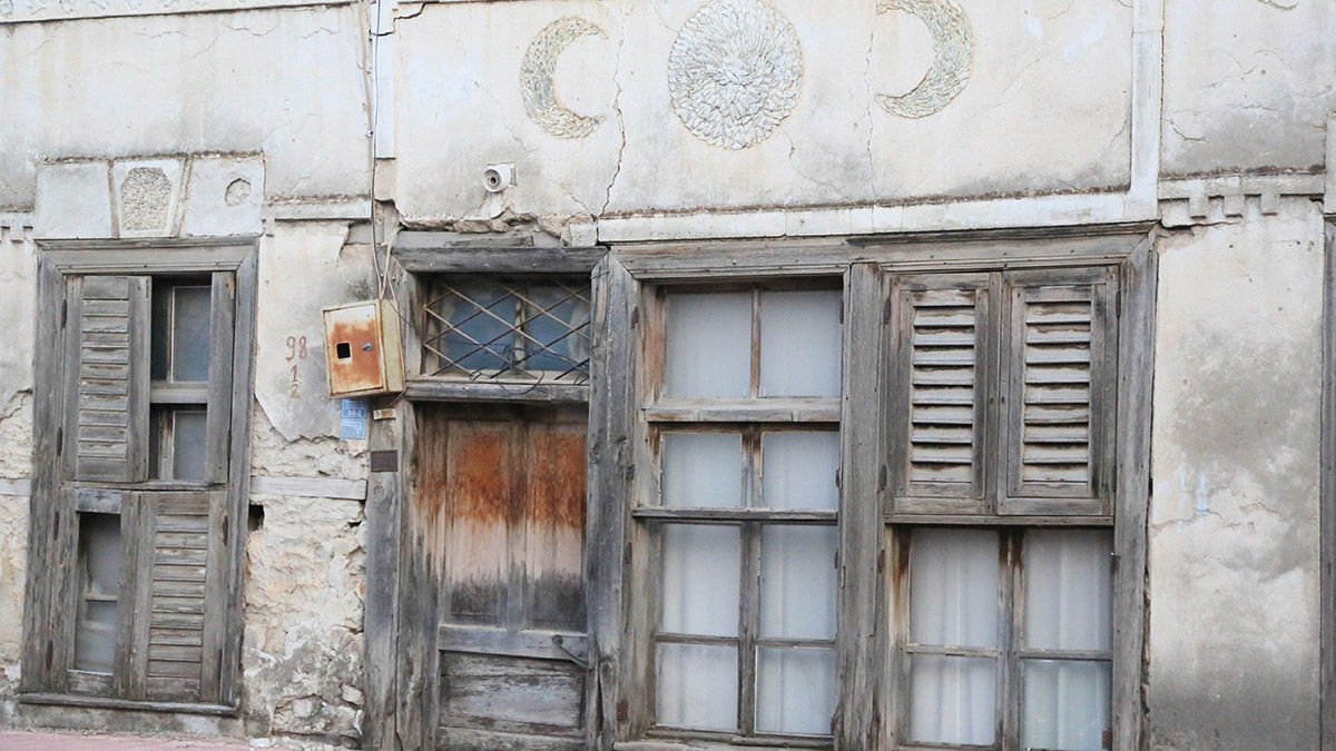 Evlerinin çatısında Osmanlıca yazılı defter bulundu