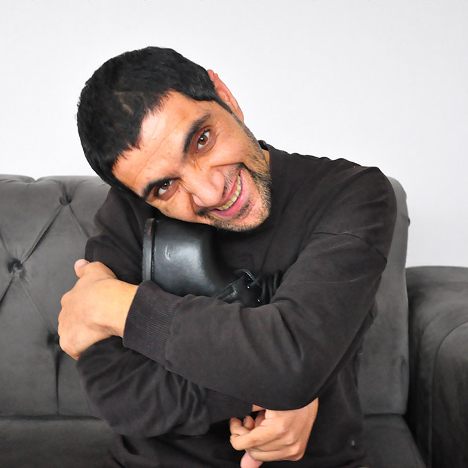 30 yıl sonra ilk defa ayakkabı giydi, kendisi için yapılan 6 santimetre yüksekliğindeki ortopedik ayakkabısına 'Canım benim' diyerek sarıldı.