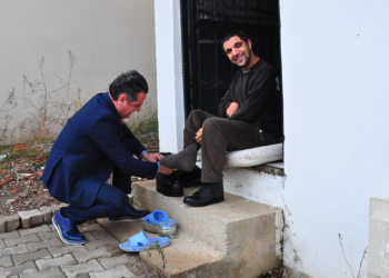 30 yıl sonra ilk defa ayakkabı giydi