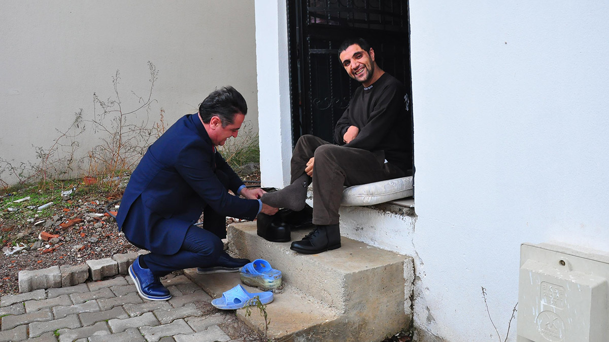 30 yıl sonra ilk defa ayakkabı giydi