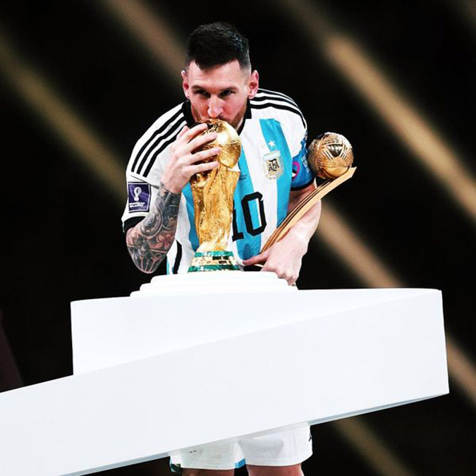 Maradona şimdi öldü yeni ve tek kral Messi