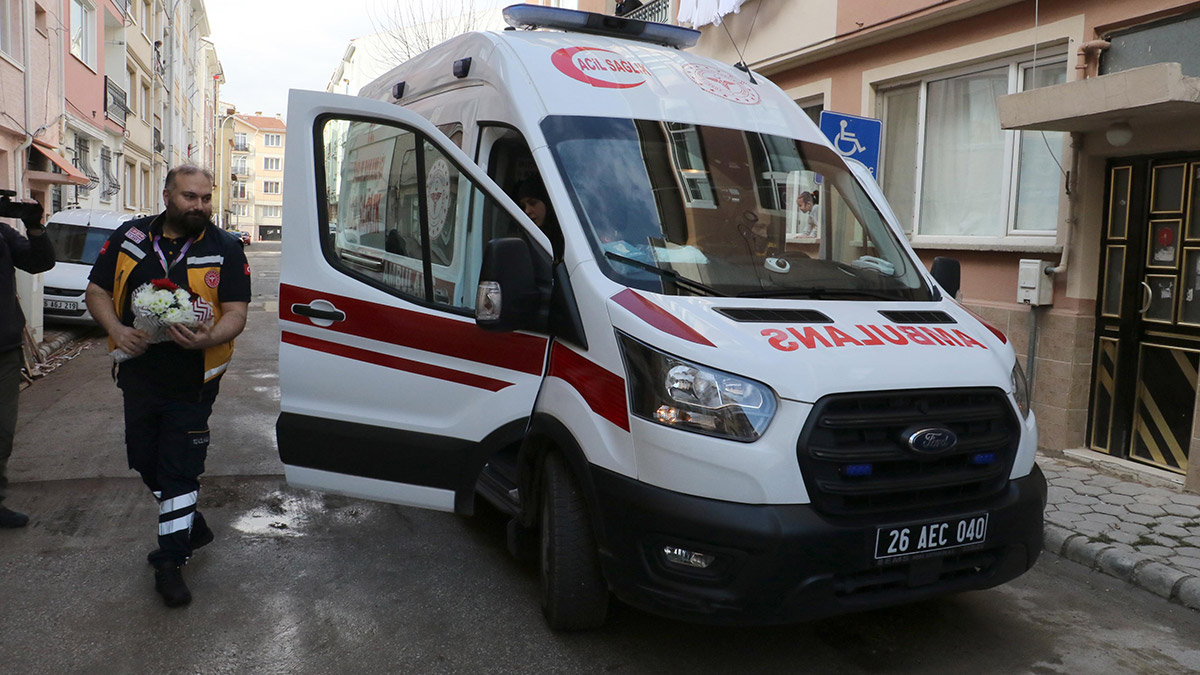 Eskişehir'in Tepebaşı ilçesinde kalbi duran Kadir Özdemir (85), ihbar sonrası 3.5 dakikada hızlı müdahaleyle yaşama döndü.