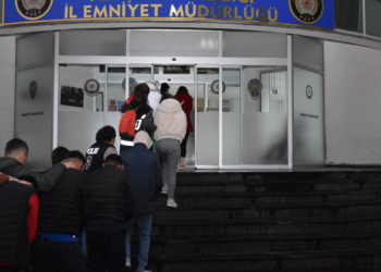 Tatil evi vaadinde bulunup 50 milyon TL dolandırdılar