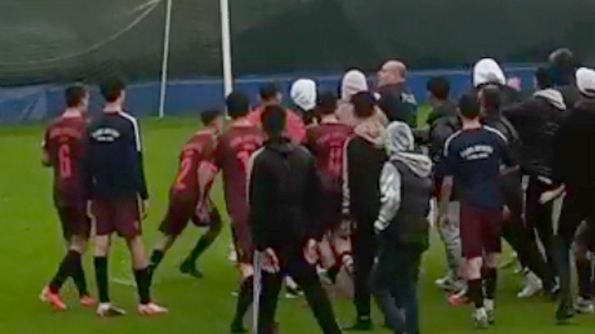 4 kırmızı kartın çıktığı maçta gerilim