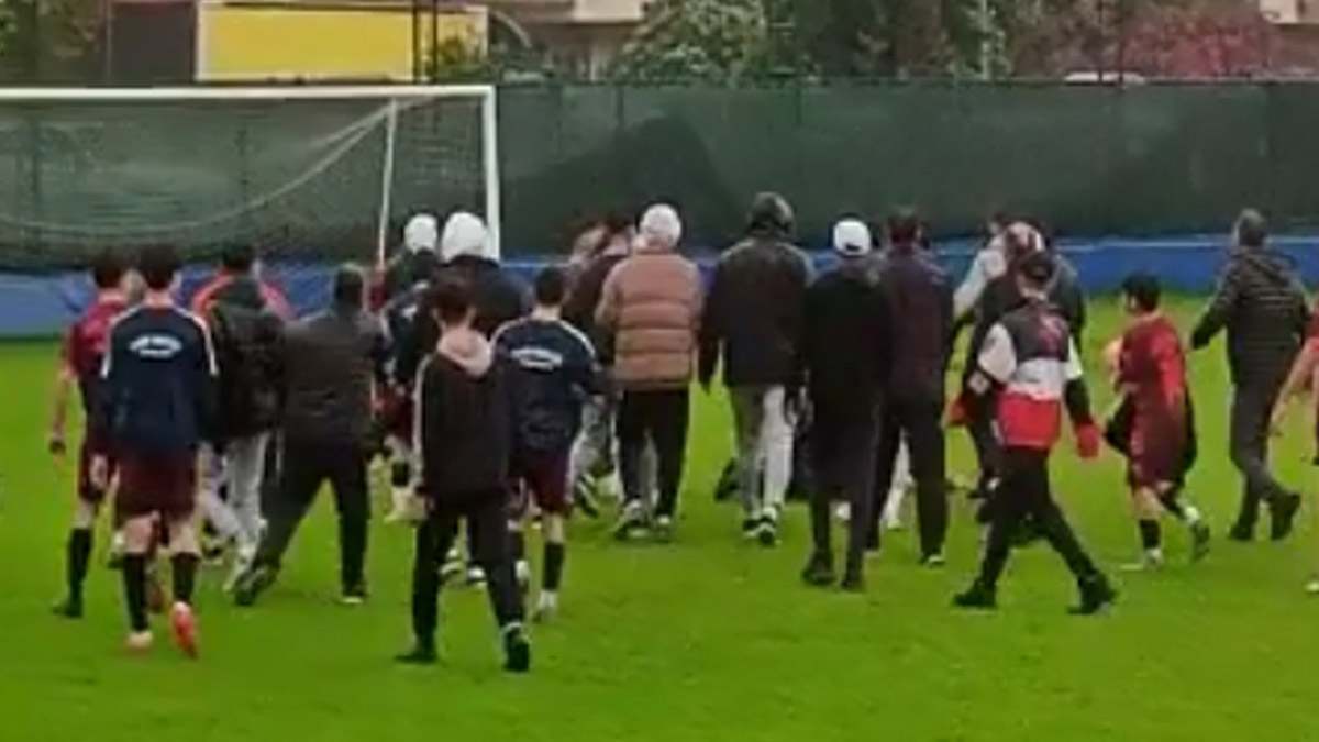 4 kırmızı kartın çıktığı maçta gerilim