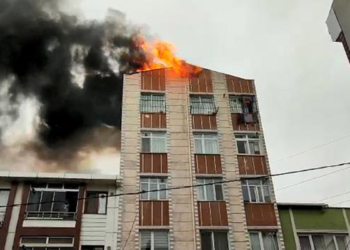 5 katlı binanın çatı katında yangın