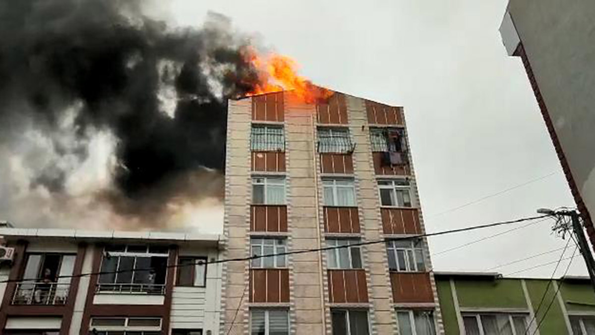 5 katlı binanın çatı katında yangın