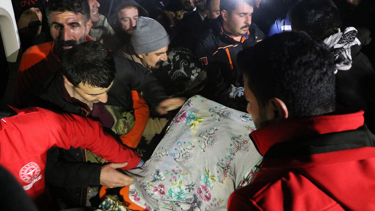 500 metrelik uçurumdan düşerek hayatını kaybetti