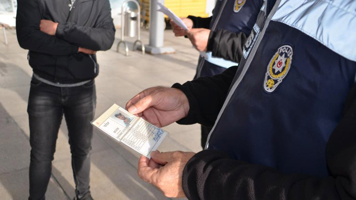 883 düzensiz göçmen yakalandı