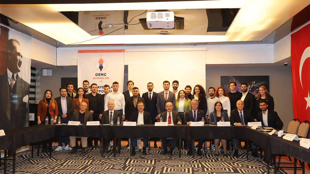 Genç Aydınlar Platformunun Eskişehir Buluşması ve Büyükşehir Belediyesi ziyaretinde gençlerle bir araya gelen Eskişehir Büyükşehir Belediye Başkanı Prof. Dr. Yılmaz Büyükerşen, “Asla karamsar olmayın. Ülkeniz için her zaman çalışmaya devam edin.” dedi.