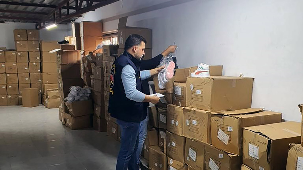 Adana'da 7 milyon liralık taklit ayakkabı ele geçirildi