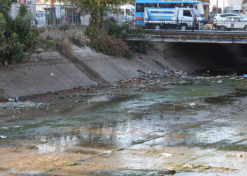 Adana'da suyu kesilen kanallar çöplük oldu