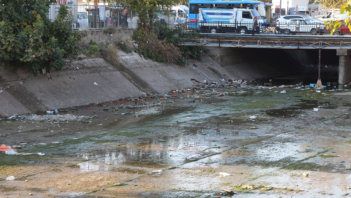 Adana'da suyu kesilen kanallar çöplük oldu