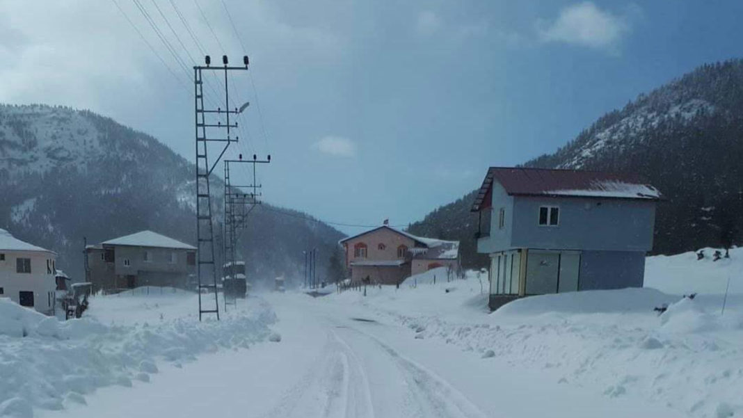 Adana'nın yüksekleri kar yağışıyla beyaza büründü