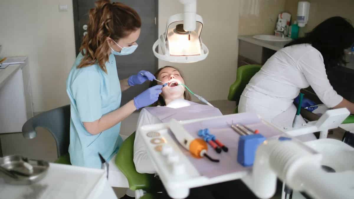 Diş hekimleri diş protez teknisyeni olmadan veya asistanları olmadan ne yapabilir? Diş teknisyenleri klinik açıp işletebilir mi? Buna en çok karşı çıkan kimlerdir? Teknisyenler diş hekimiyle aynı bilgiye mi sahiptir? 