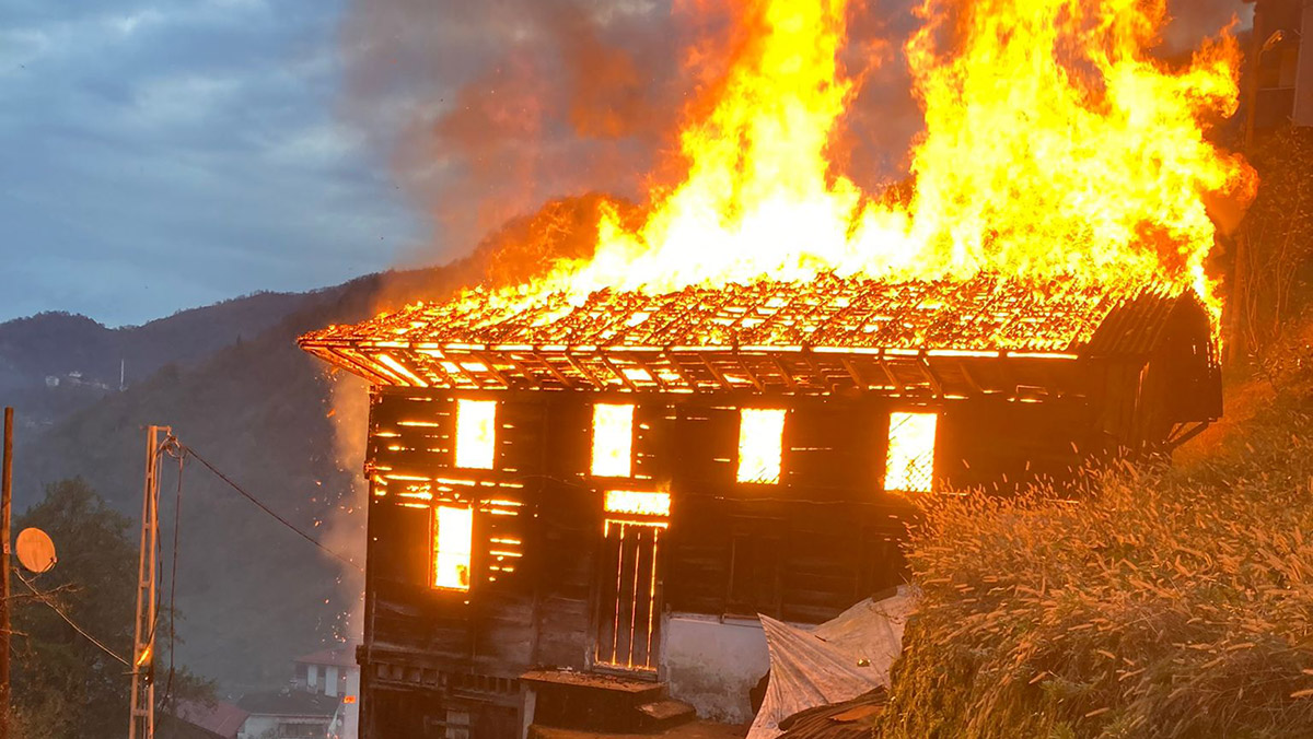 Ahşap evinde çıkan yangında öldü
