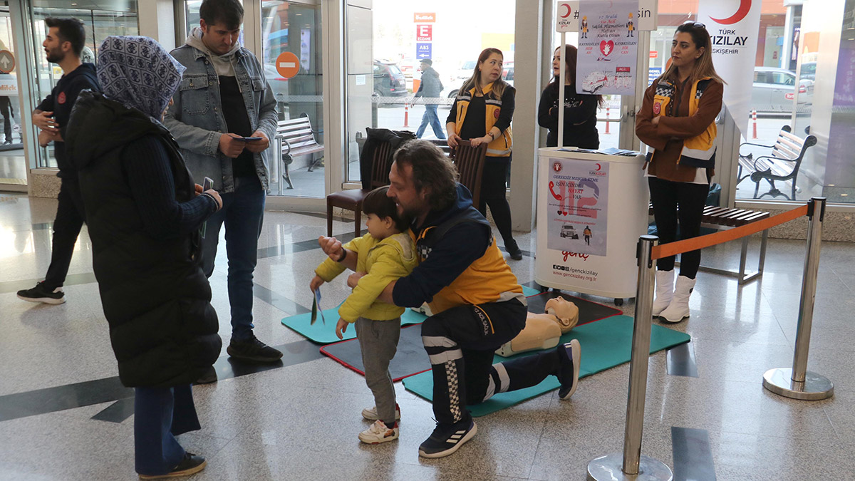 Alışveriş merkezinde ilk yardım eğitimi