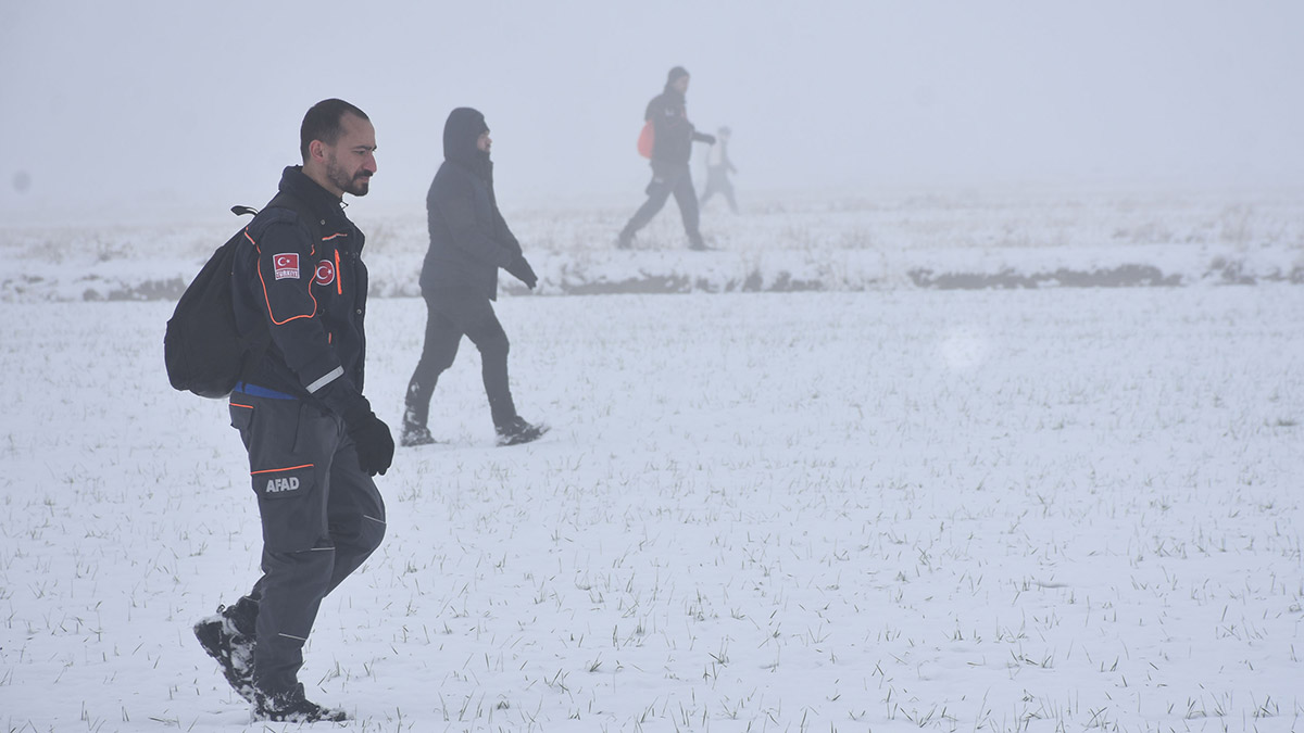 Alzheimer hastası yaşlı kadın sis altında aranıyor